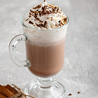 Topla čokolada sa šlagom